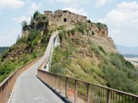 イタリア旅行 専用車で行く天空の町 チヴィタ・ディ・バニョレージョとオルヴィエート