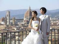イタリア旅行 お手軽ハネムーンフォトプラン フィレンツェの町並みを背景にウェディングドレスで記念撮影