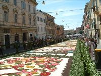 イタリア旅行 ジェンツァーノ花祭り(インフィオラータ)見学ツアー【5月29日(日)限定】(午前、日本語アシスタント)