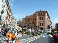 イタリア旅行 ジェンツァーノ花祭り(インフィオラータ)見学ツアー【5月29日(日)限定】(午前、日本語アシスタント)