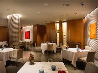 イタリア旅行 【プライベートツアー】専用車送迎付き イータリー本店ショッピングとミシュラン1つ星レストラン「カーザ・ヴィチーナ」でのディナー(夜、ガイドなし)