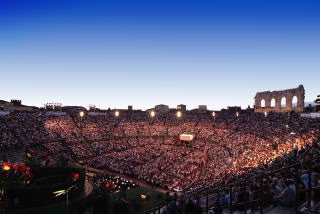 Foto:Tabo cchini Gironella Courtesy of Fondazione Arena di Verona アレーナ・ディ・ヴェローナ（イメージ）