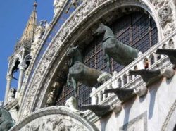 イタリア ヴェネツィア サンマルコ寺院 4頭の青銅